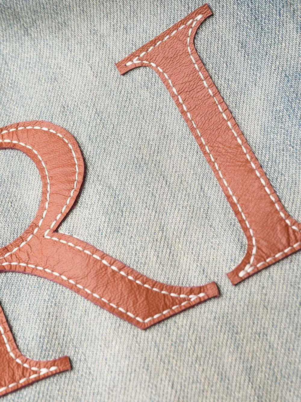 AMIRI jeans ajustados con logo y costuras de cuero